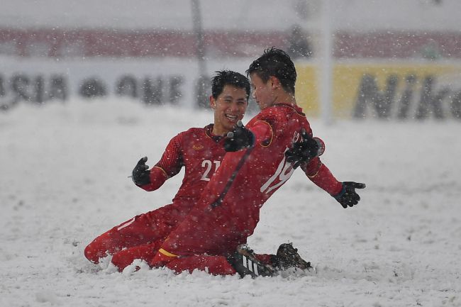 中国香港队首发：19-谢家荣（GK）、5-艾里奥（C）、6-胡晋铭、8-陈俊乐、9-安永佳、11-艾华顿、13-李毅凯、16-陈肇钧、17-陈晋一、21-茹子楠、26-祖连奴官方：26岁范德贝克从曼联租借加盟法兰克福官方消息，范德贝克以租借的形式将在一月份从曼联加盟法兰克福，租借期为半年。